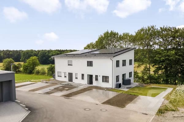 Immobilie in Irchenrieth - Erstbezug in Bestlage - Hochwertige Doppelhaushälfte mit ELW, PV und Weitblick über die Felder - Bild 0