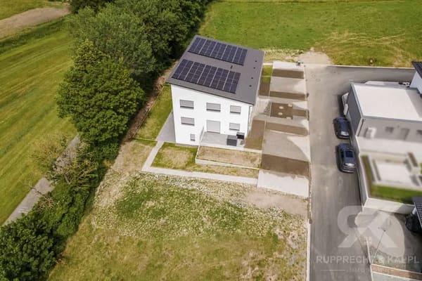 Immobilie in Irchenrieth - Erstbezug in Bestlage - Hochwertige Doppelhaushälfte mit ELW, PV und Weitblick über die Felder - Bild 1