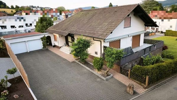 Immobilie in Weinheim - Familientraum & Investment: Großzügiges Haus mit ELW, Bebauungspotential & Gewölbekeller - Bild 0