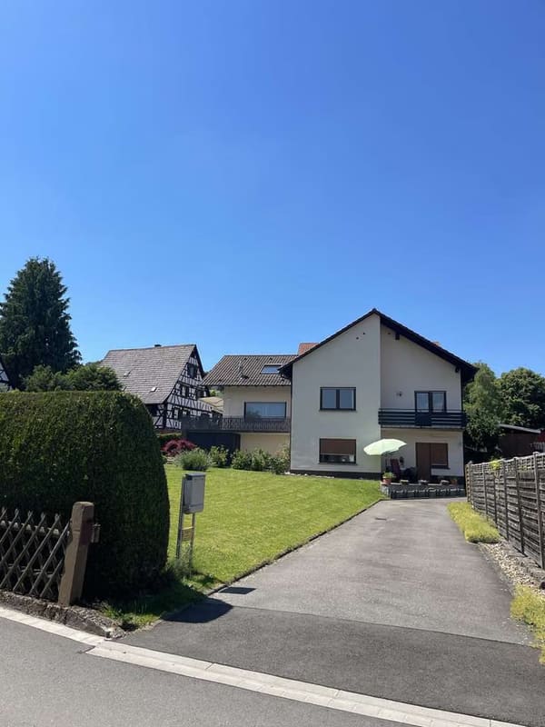 Immobilie in Weinheim - Familientraum & Investment: Großzügiges Haus mit ELW, Bebauungspotential & Gewölbekeller - Bild 2