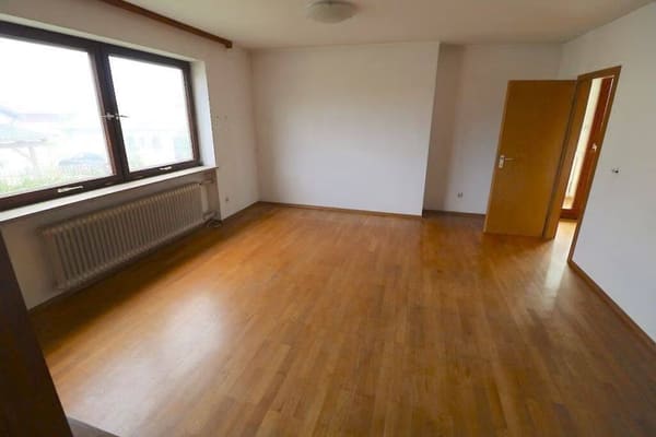 Immobilie in Gangkofen - Kapitalanlage oder zur Eigennutzung -  Zweifamilienhaus mit Wintergarten, Balkon und großem Garten - Bild 2