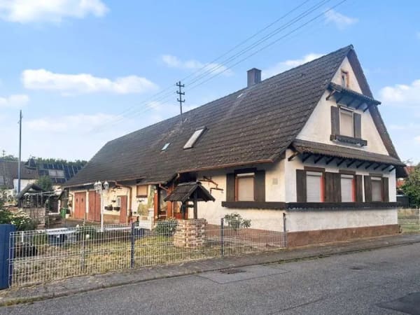 Immobilie in Rastatt - Sanierungsbedürftiges Einfamilienhaus mit Ausbaupotential, Hof und Garten in Rastatt-Wintersdorf - Bild 0