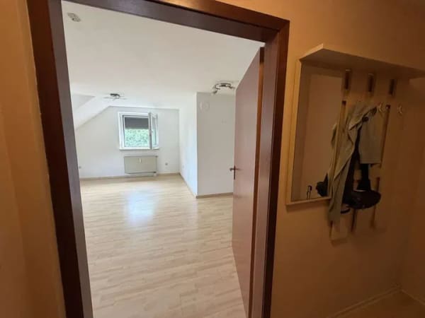 Immobilie in Emskirchen - Sofort bezugsfreie 2-Zimmer-Wohnung mit Stellplatz und Spitzboden - Bild 1