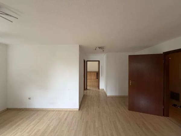 Immobilie in Emskirchen - Sofort bezugsfreie 2-Zimmer-Wohnung mit Stellplatz und Spitzboden - Bild 2