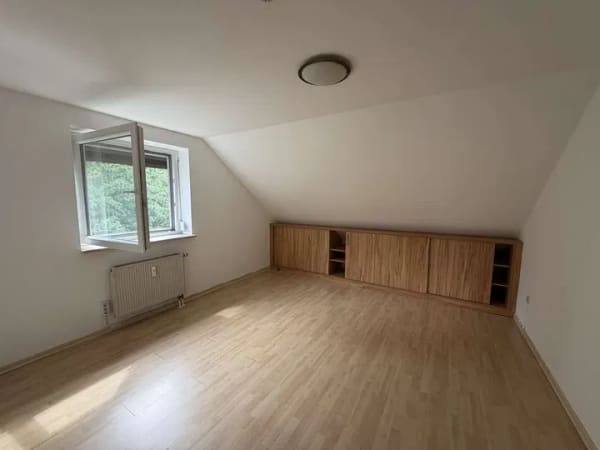 Immobilie in Emskirchen - Sofort bezugsfreie 2-Zimmer-Wohnung mit Stellplatz und Spitzboden - Bild 4