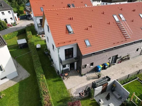 Immobilie in Gars am Inn - Wo Holz, Licht und Lebensqualität ein Zuhause schaffen - Reiheneckhaus mit sonnigem Eckgarten - Bild 1