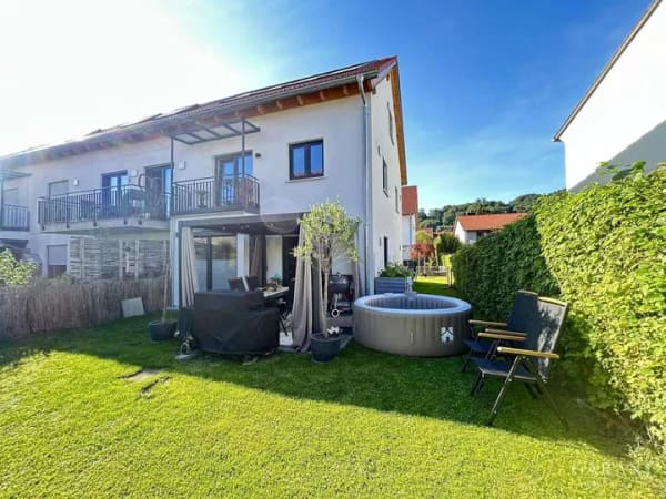 Immobilie in Gars am Inn - Wo Holz, Licht und Lebensqualität ein Zuhause schaffen - Reiheneckhaus mit sonnigem Eckgarten - Bild 2