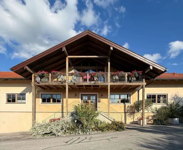 Immobilie in Kirchanschöring - Großzügiges Wohn- und Bürogebäude mit Gewerbehalle in Kirchanschöring - Bild 1