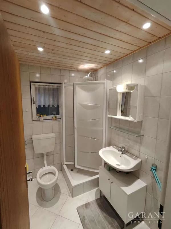 Immobilie in Windorf - Traumblick in Windorf: Lichtdurchflutetes 2-Zimmer-Idyll mit XXL-Terrasse, Carport & Saunapotential! - Bild 3