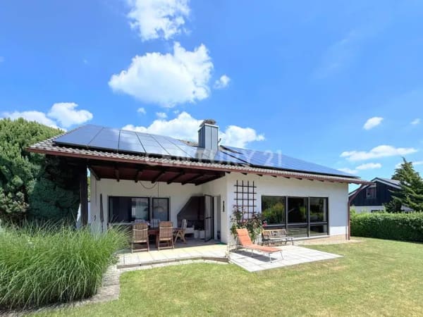 Immobilie in Burgkirchen an der Alz - RAUMWUNDER MIT WELLNESS-FLAIR: IHR EIGENHEIM MIT KAMIN, SAUNA, GARTEN UND PV-ANLAGE! - Bild 1