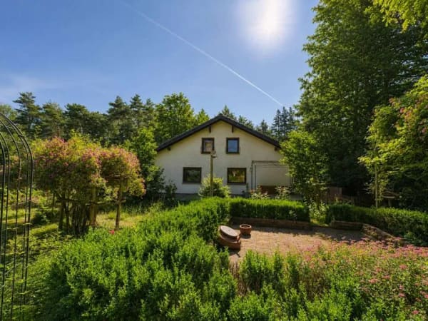 Immobilie in Neustadt bei Coburg - Ein Ort zum Ankommen: Großzügiges Familienglück mit Garten-Oase und flexibler Einliegerwohnung - Bild 1