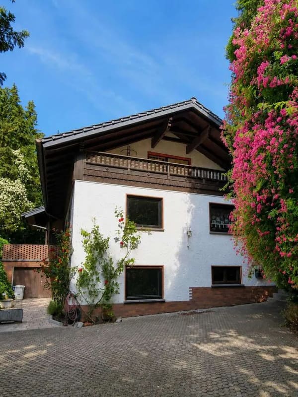 Immobilie in Neustadt bei Coburg - Ein Ort zum Ankommen: Großzügiges Familienglück mit Garten-Oase und flexibler Einliegerwohnung - Bild 2