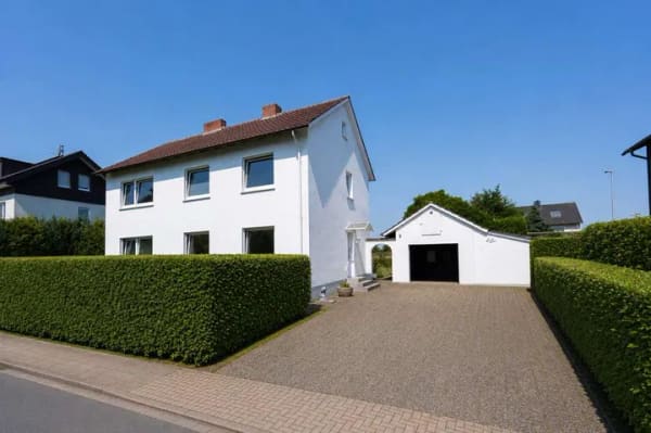 Immobilie in Spenge - Großzügiges Zweifamilienhaus mit 889 m² Grundstück, Garage & Wintergarten - Bild 1