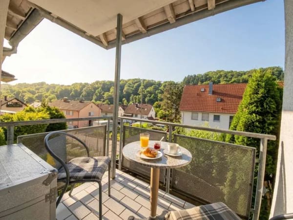 Immobilie in Wehr - Lichtdurchflutetes Wohnglück: Charmante 2,5-Zimmer-Wohnung mit Balkon und Tiefgarage in Wehr - Bild 2