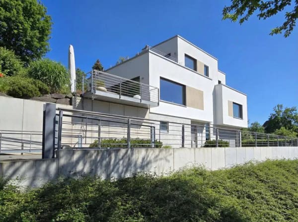 Immobilie in Bad Blankenburg - Exklusive Bauhausvilla mit Aufzug, barrierefreiem Wohnkonzept und beeindruckendem Panoramablick am Tor zum Thüringer Wald - Bild 1