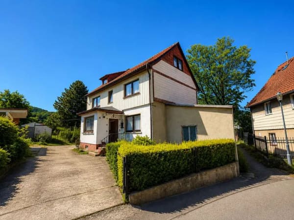 Immobilie in Ilsenburg - 1-2 Familienhaus auf 180 m² Wohnfläche, 1.500 m² Grundstück, 2 Garagen und großzügiger Garten - Bild 1