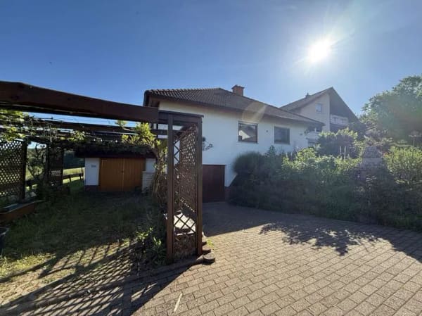 Immobilie in Fahrenbach - Ihr neues Zuhause am Ortsrand - Großzügiges Einfamilienhaus mit Garage ... - Bild 1