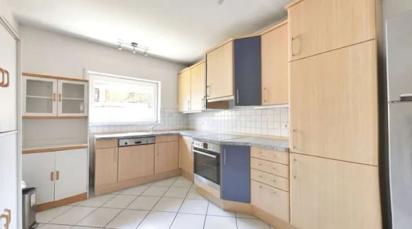 Immobilie in Hettenhausen - Repräsentatives Einfamilienhaus mit Balkon, Garage und Wintergarten - Bild 3