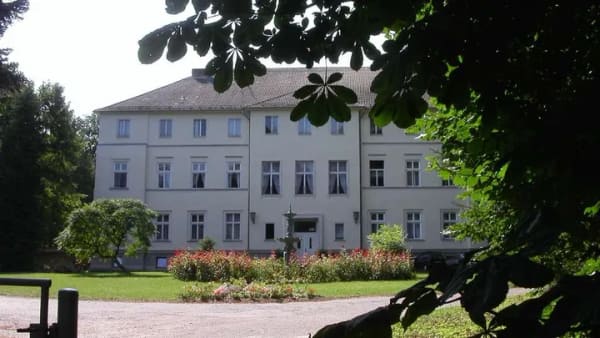 Immobilie in Züssow - Schloss mit Entwicklungspotenzial  - Bild 0