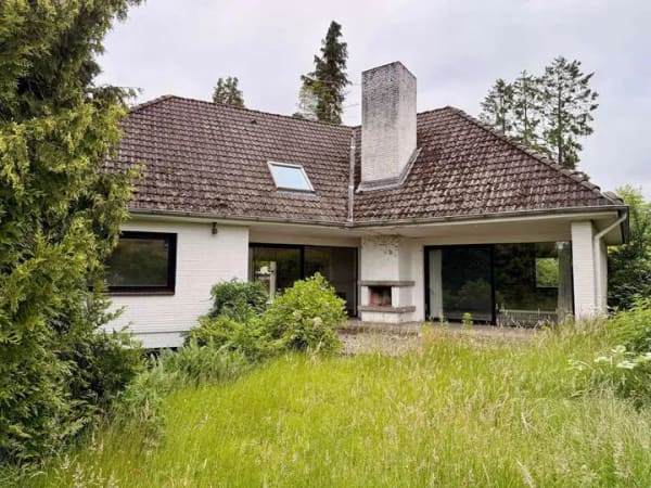 Immobilie in Quickborn - Repräsentatives Haus zum Verwirklichen auf großem eingewachsenen Grundstück - Bild 0