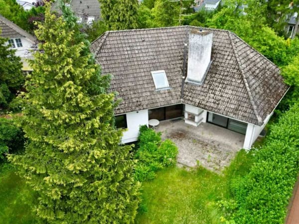 Immobilie in Quickborn - Repräsentatives Haus zum Verwirklichen auf großem eingewachsenen Grundstück - Bild 1