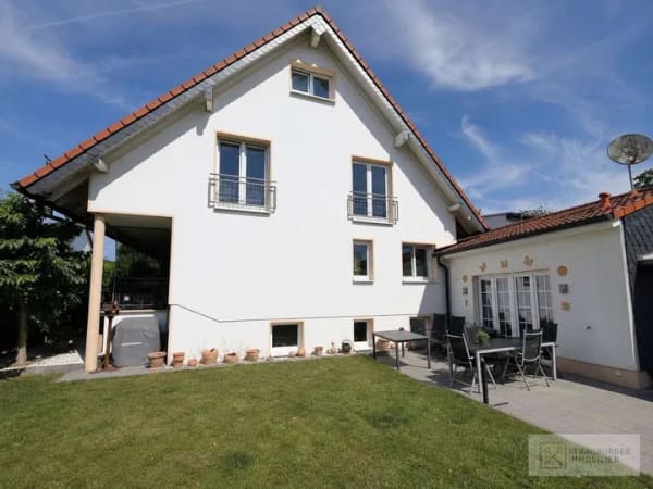 Immobilie in Bad Honnef - Beeindruckendes Zweifamilienhaus mit großzügigem Platzangebot - Bild 1