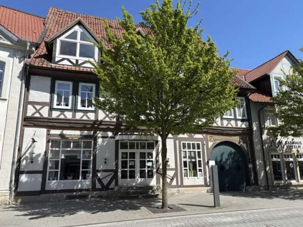 Immobilie in Königslutter am Elm - Zwangsversteigerung! 
Wohn- und Geschäftshaus in Königslutter am Markt! Gastronomie & 3 Wohnungen. - Bild 0