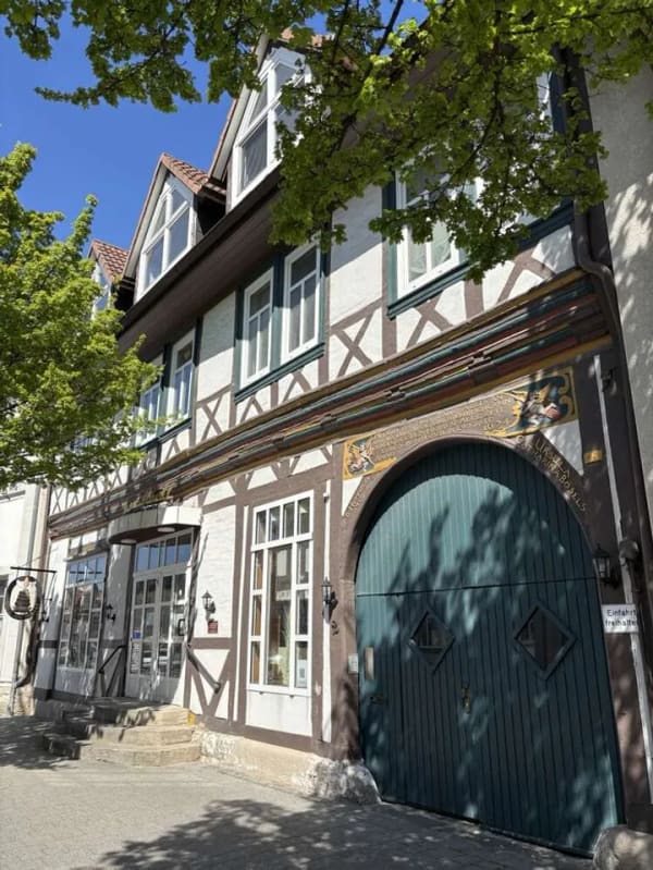 Immobilie in Königslutter am Elm - Zwangsversteigerung! 
Wohn- und Geschäftshaus in Königslutter am Markt! Gastronomie & 3 Wohnungen. - Bild 1