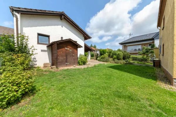 Immobilie in Aarbergen - EIN- ODER ZWEIFAMILIENHAUS! 
mit ca. 151 m² Wohnfläche, 590 m² Grundstück, und eine XL-Doppelgarage - Bild 1
