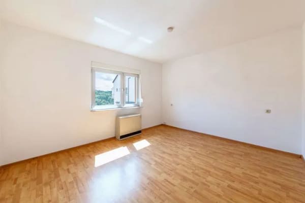 Immobilie in Aarbergen - EIN- ODER ZWEIFAMILIENHAUS! 
mit ca. 151 m² Wohnfläche, 590 m² Grundstück, und eine XL-Doppelgarage - Bild 2