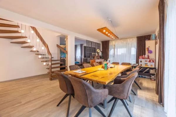 Immobilie in Tittmoning - Modernes Familienhaus mit Energieklasse A – 160 m² Wohnfläche, Garten & Doppelgarage, Energie: A - Bild 2