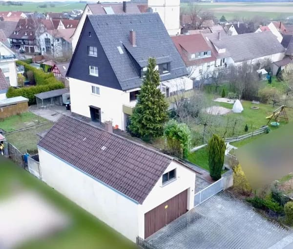 Immobilie in Eutingen im Gäu - Viel Platz, großes Potenzial: 2-Familienhaus mit Werkstatt, 
4 Garagen und Ausbaureserve - Bild 0