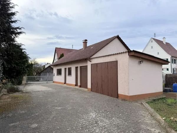 Immobilie in Eutingen im Gäu - Viel Platz, großes Potenzial: 2-Familienhaus mit Werkstatt, 
4 Garagen und Ausbaureserve - Bild 1