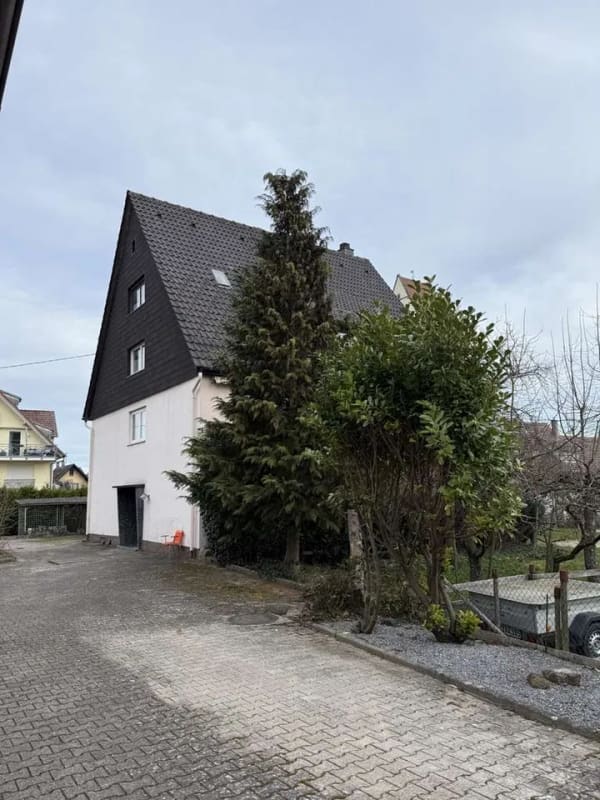 Immobilie in Eutingen im Gäu - Viel Platz, großes Potenzial: 2-Familienhaus mit Werkstatt, 
4 Garagen und Ausbaureserve - Bild 2