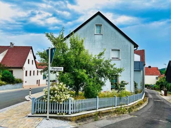 Immobilie in Oberaurach - *FAMILIENFREUNDLICH & UMFASSEND MODERNISIERT* Sofort beziehbares Haus mit Nebengebäuden und Garten, - Bild 3