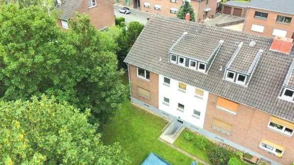 Immobilie in Willich - ++ VOLL VERMIETETE KAPITALANLAGE IN  ATTRAKTIVER WOHNLAGE … 6 Wohnungen + 3 Garagen & großer  Garten - Bild 2