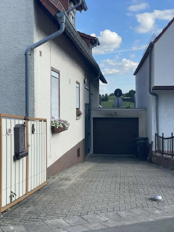 Immobilie in Ranschbach - LD-Ranschbach: Wohnhaus ähnlich DHH mit Garage u. kleinem Garten - Bild 0
