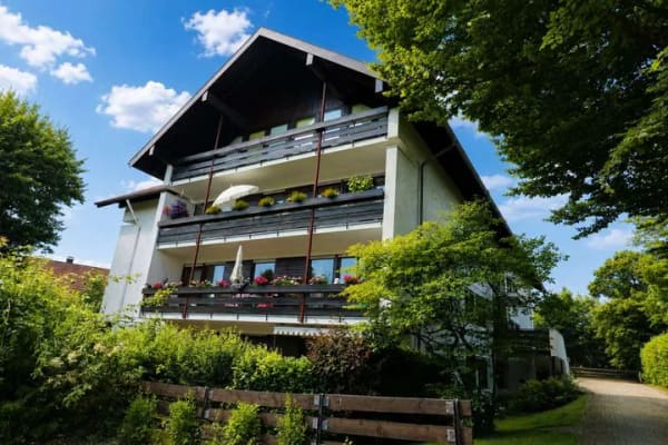 Immobilie in Feldafing - Großzügige 2-Zimmer-Wohnung mit sonnigem Balkon in ruhiger Wohnlage - Bild 0