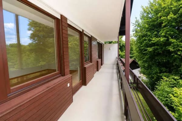 Immobilie in Feldafing - Großzügige 2-Zimmer-Wohnung mit sonnigem Balkon in ruhiger Wohnlage - Bild 2