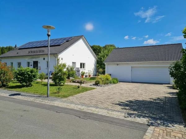 Immobilie in Ebermannstadt - Ebenerdiges Wohnglück mit Komfort und Zukunftspotential - Provisionsfrei! - Bild 0