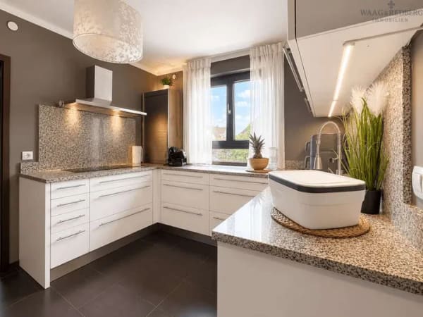 Immobilie in Litzendorf - Exklusiver Bungalow mit Einliegerwohnung, Pool und vielseitigen Nutzungsmöglichkeiten - Bild 2