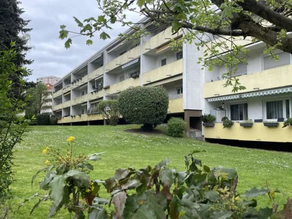 Immobilie in Schwalbach - Großzügig geschnittene 3-Zimmer-Wohnung mit West-Loggia und viel Potenzial in Schwalbach - Bild 0