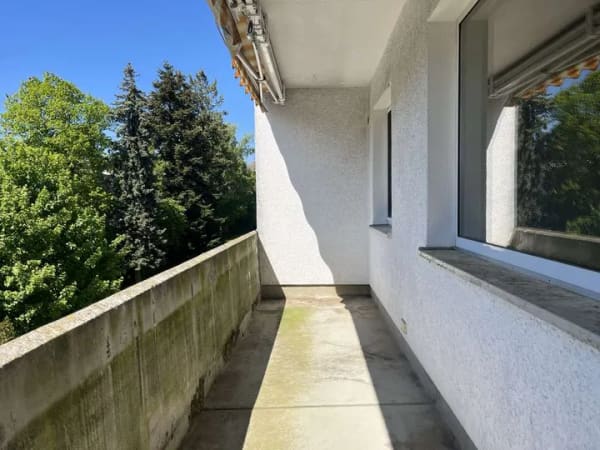 Immobilie in Schwalbach - Großzügig geschnittene 3-Zimmer-Wohnung mit West-Loggia und viel Potenzial in Schwalbach - Bild 2