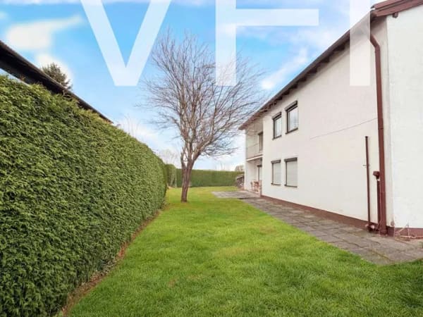 Immobilie in Kolbermoor - Freistehendes Zweifamilienhaus mit großem Grundstück in Kolbermoor – Ideal für Sanierer - Bild 1