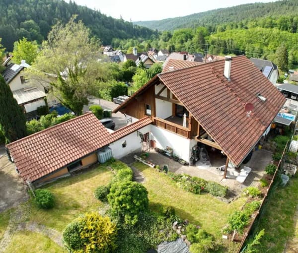 Immobilie in Unterreichenbach - Flexibel nutzbares Mehrfamilienhaus mit weitläufigem Grundstück in herrlicher naturnaher Lage! - Bild 0