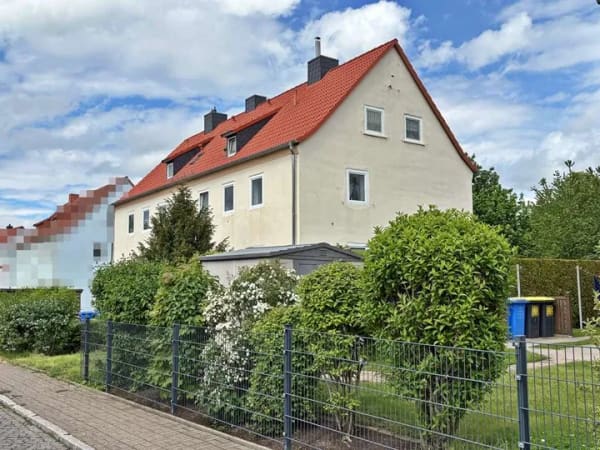 Immobilie in Schkopau - KAPITALANLAGE IN BESTER WOHNLAGE VON SCHKOPAU – SANIERTES 6-FAMILIENHAUS MIT ENTWICKLUNGSPOTENZIAL - Bild 0