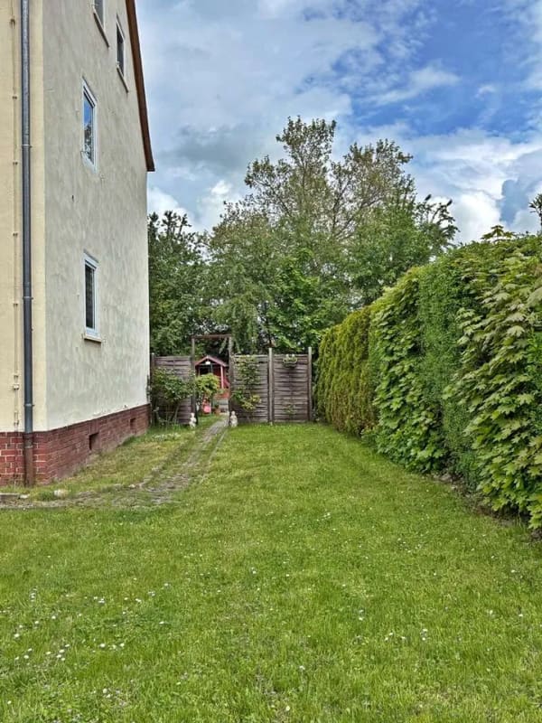Immobilie in Schkopau - KAPITALANLAGE IN BESTER WOHNLAGE VON SCHKOPAU – SANIERTES 6-FAMILIENHAUS MIT ENTWICKLUNGSPOTENZIAL - Bild 1
