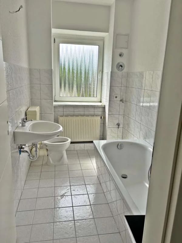 Immobilie in Schkopau - KAPITALANLAGE IN BESTER WOHNLAGE VON SCHKOPAU – SANIERTES 6-FAMILIENHAUS MIT ENTWICKLUNGSPOTENZIAL - Bild 3