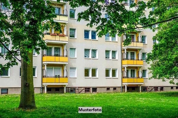 Immobilie in Bad Homburg vor der Höhe - 4-Zimmer-Wohnung mit Weitblick vom Balkon, nebst 2 TG-Stellplätzen - Bild 0