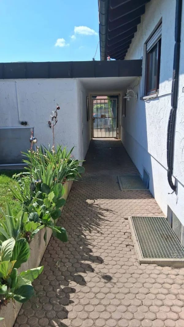 Immobilie in Aldingen - Großzügiges Einfamilienhaus mit Ausbaupotenzial in Aldingen - Bild 1